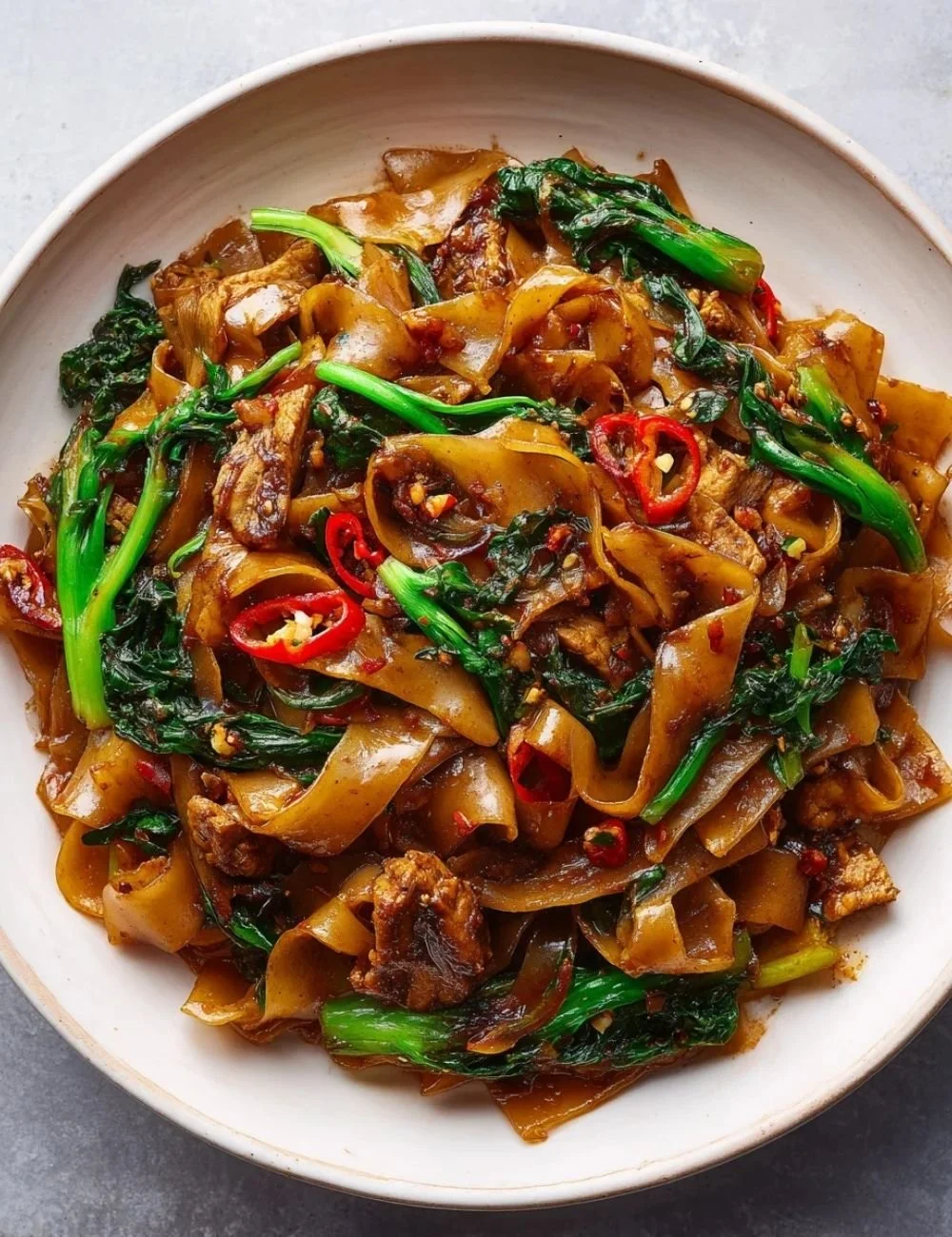 Plate of spicy drunken noodles with vegetables and shrimp