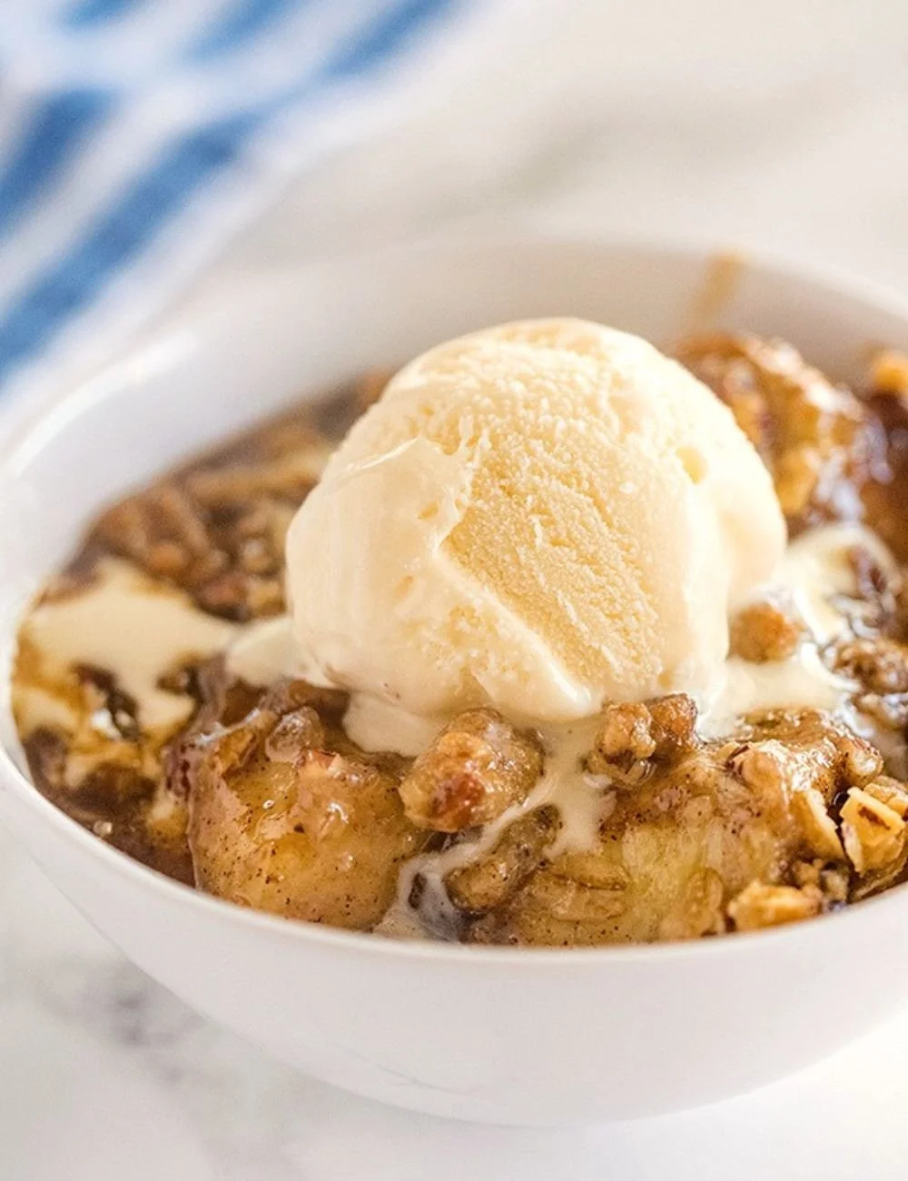 Delicious banana crumble dessert with a crunchy topping